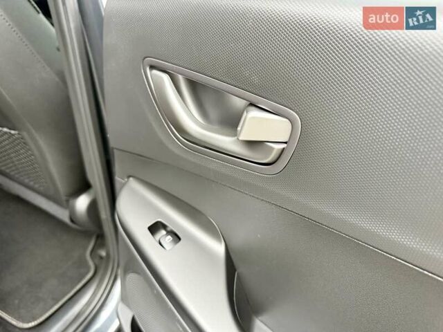 Серый Хендай Kona, объемом двигателя 0 л и пробегом 74 тыс. км за 15250 $, фото 80 на Automoto.ua