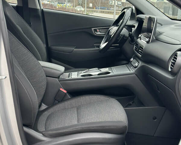 Серый Хендай Kona, объемом двигателя 0 л и пробегом 62 тыс. км за 18900 $, фото 29 на Automoto.ua