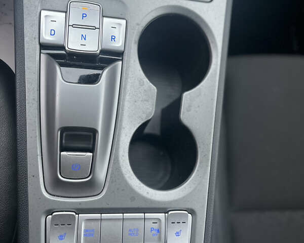 Серый Хендай Kona, объемом двигателя 0 л и пробегом 98 тыс. км за 17700 $, фото 6 на Automoto.ua