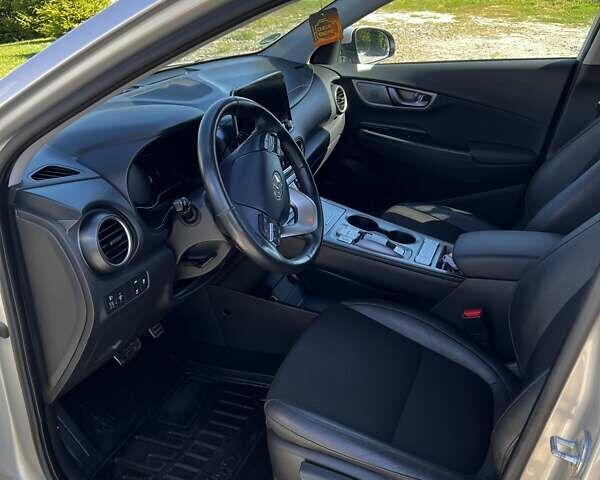 Серый Хендай Kona, объемом двигателя 0 л и пробегом 31 тыс. км за 20000 $, фото 7 на Automoto.ua