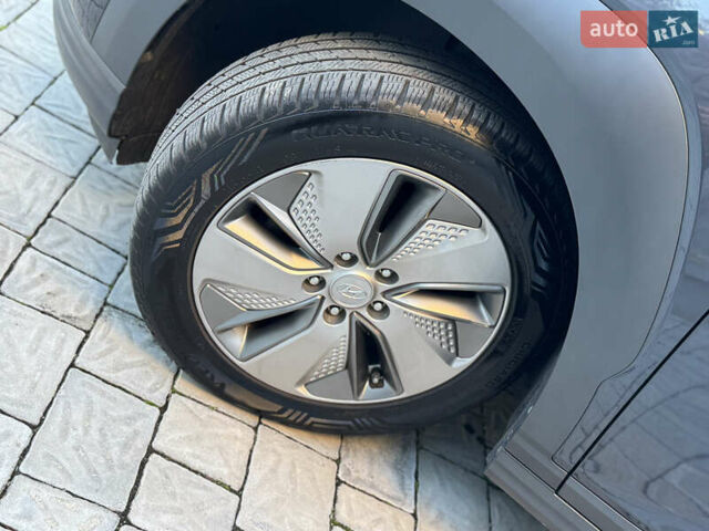 Сірий Хендай Kona, об'ємом двигуна 0 л та пробігом 114 тис. км за 15999 $, фото 59 на Automoto.ua