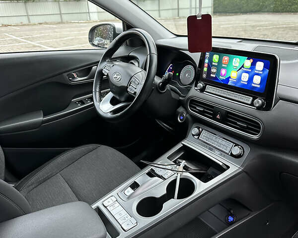 Серый Хендай Kona, объемом двигателя 0 л и пробегом 38 тыс. км за 18999 $, фото 7 на Automoto.ua