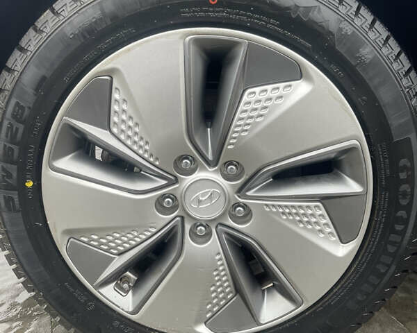 Сірий Хендай Kona, об'ємом двигуна 0 л та пробігом 132 тис. км за 15500 $, фото 18 на Automoto.ua