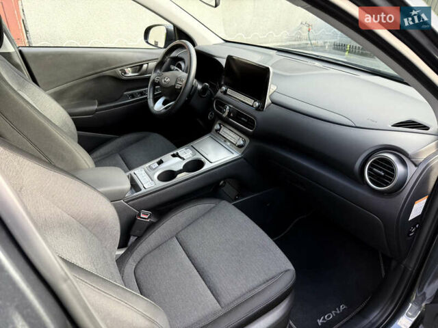 Серый Хендай Kona, объемом двигателя 0 л и пробегом 61 тыс. км за 15100 $, фото 13 на Automoto.ua