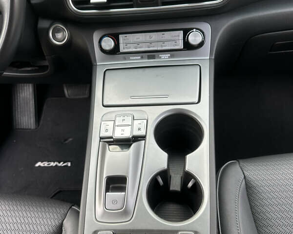Сірий Хендай Kona, об'ємом двигуна 0 л та пробігом 56 тис. км за 17900 $, фото 9 на Automoto.ua