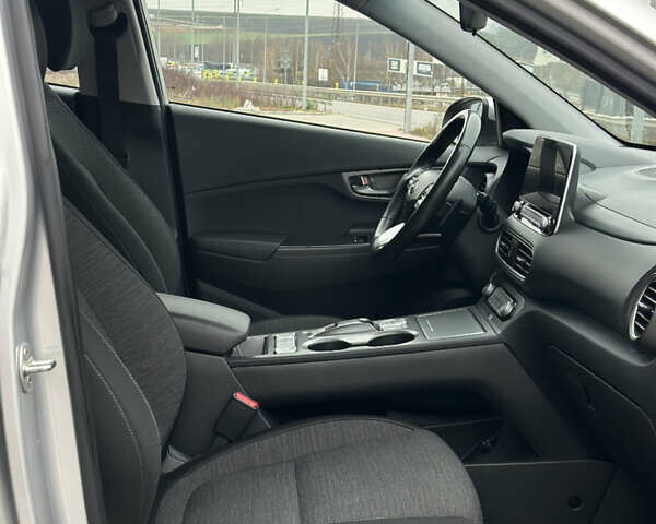 Серый Хендай Kona, объемом двигателя 0 л и пробегом 62 тыс. км за 18900 $, фото 30 на Automoto.ua