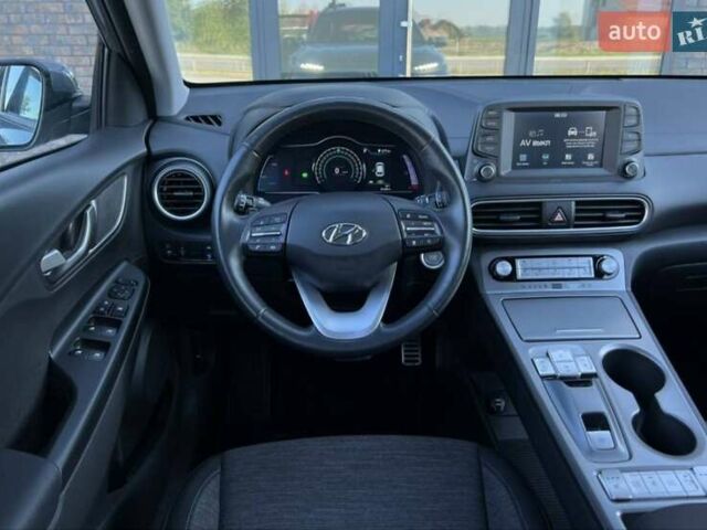 Серый Хендай Kona, объемом двигателя 0 л и пробегом 27 тыс. км за 15600 $, фото 7 на Automoto.ua