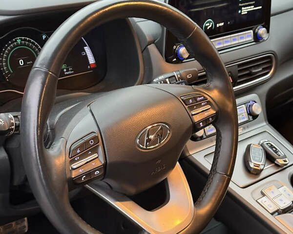 Сірий Хендай Kona, об'ємом двигуна 0 л та пробігом 98 тис. км за 17900 $, фото 14 на Automoto.ua