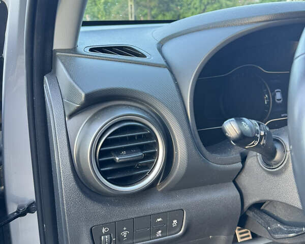 Сірий Хендай Kona, об'ємом двигуна 0 л та пробігом 91 тис. км за 16999 $, фото 11 на Automoto.ua
