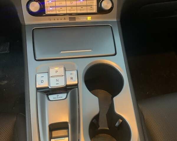 Сірий Хендай Kona, об'ємом двигуна 0 л та пробігом 123 тис. км за 18600 $, фото 5 на Automoto.ua