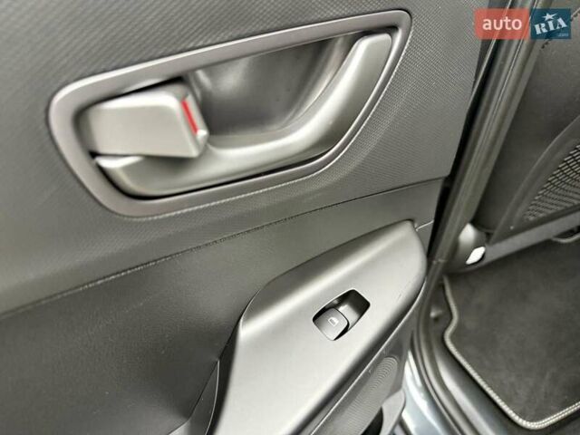 Серый Хендай Kona, объемом двигателя 0 л и пробегом 74 тыс. км за 15250 $, фото 86 на Automoto.ua