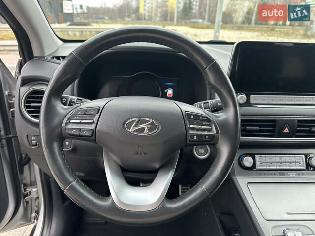 Серый Хендай Kona, объемом двигателя 0 л и пробегом 62 тыс. км за 18900 $, фото 43 на Automoto.ua