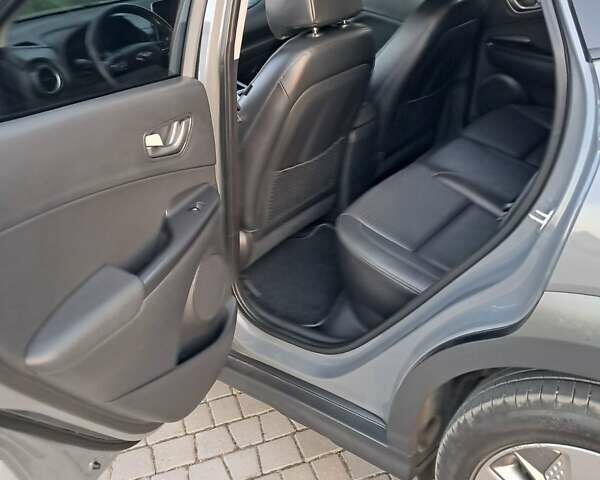 Сірий Хендай Kona, об'ємом двигуна 0 л та пробігом 63 тис. км за 17950 $, фото 12 на Automoto.ua
