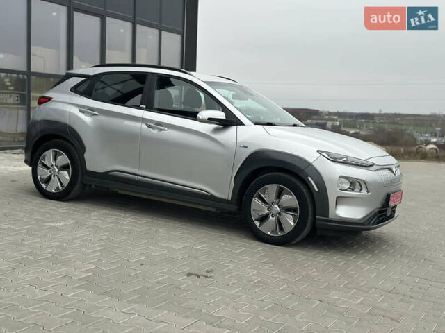 Серый Хендай Kona, объемом двигателя 0 л и пробегом 62 тыс. км за 18900 $, фото 4 на Automoto.ua