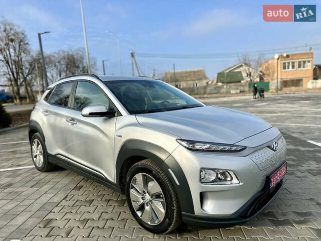 Серый Хендай Kona, объемом двигателя 0 л и пробегом 86 тыс. км за 16000 $, фото 3 на Automoto.ua