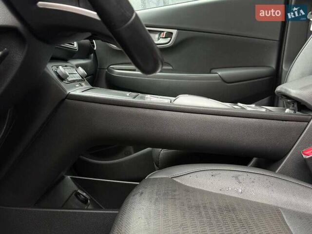 Сірий Хендай Kona, об'ємом двигуна 0 л та пробігом 61 тис. км за 17700 $, фото 43 на Automoto.ua