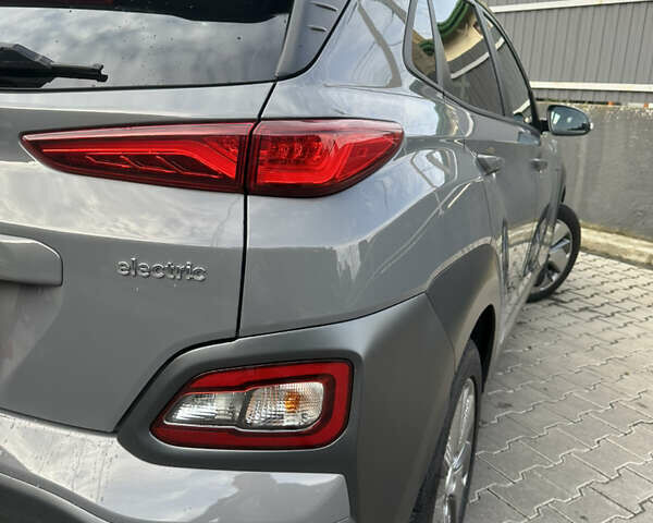 Сірий Хендай Kona, об'ємом двигуна 0 л та пробігом 56 тис. км за 17900 $, фото 7 на Automoto.ua