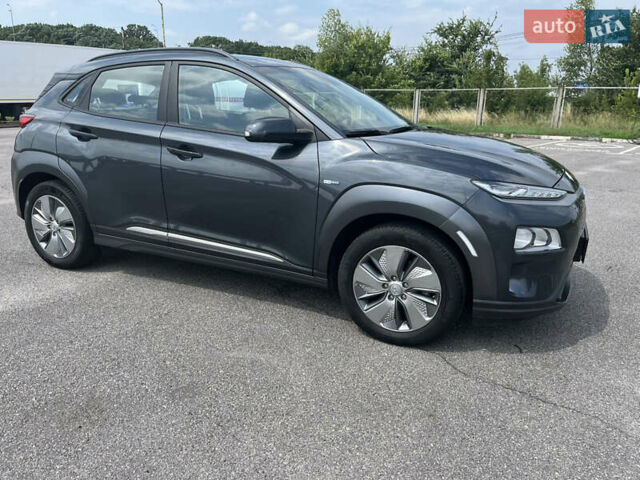 Серый Хендай Kona, объемом двигателя 0 л и пробегом 49 тыс. км за 15199 $, фото 3 на Automoto.ua