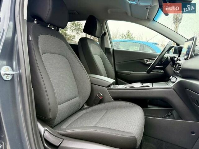 Серый Хендай Kona, объемом двигателя 0 л и пробегом 74 тыс. км за 15250 $, фото 71 на Automoto.ua