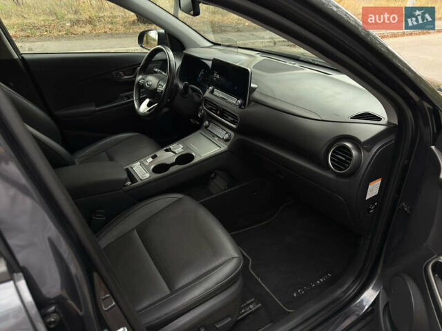 Серый Хендай Kona, объемом двигателя 0 л и пробегом 108 тыс. км за 18700 $, фото 7 на Automoto.ua