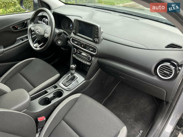 Серый Хендай Kona, объемом двигателя 1.6 л и пробегом 54 тыс. км за 20950 $, фото 54 на Automoto.ua