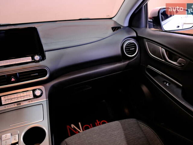 Серый Хендай Kona, объемом двигателя 0 л и пробегом 88 тыс. км за 20300 $, фото 48 на Automoto.ua