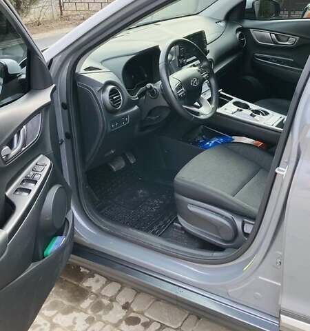 Серый Хендай Kona, объемом двигателя 0 л и пробегом 41 тыс. км за 18200 $, фото 6 на Automoto.ua