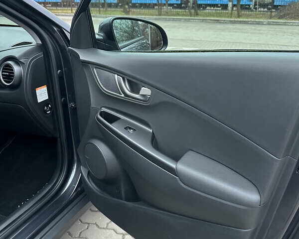 Сірий Хендай Kona, об'ємом двигуна 0 л та пробігом 149 тис. км за 17950 $, фото 40 на Automoto.ua