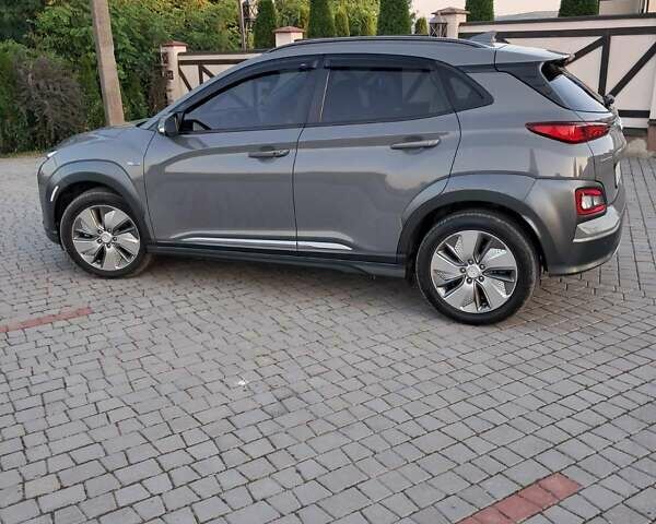 Сірий Хендай Kona, об'ємом двигуна 0 л та пробігом 63 тис. км за 17950 $, фото 1 на Automoto.ua