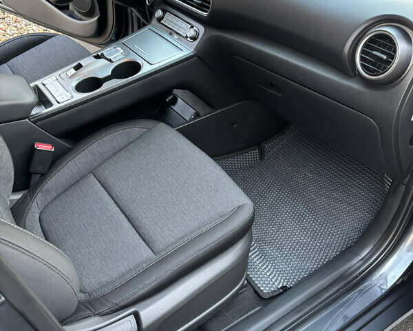 Серый Хендай Kona, объемом двигателя 0 л и пробегом 23 тыс. км за 16900 $, фото 25 на Automoto.ua