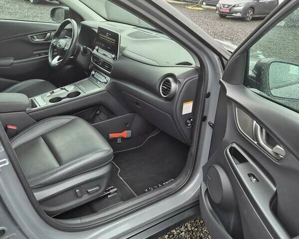 Сірий Хендай Kona, об'ємом двигуна 0 л та пробігом 99 тис. км за 19499 $, фото 27 на Automoto.ua