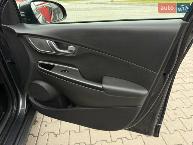 Сірий Хендай Kona, об'ємом двигуна 0 л та пробігом 78 тис. км за 18600 $, фото 27 на Automoto.ua