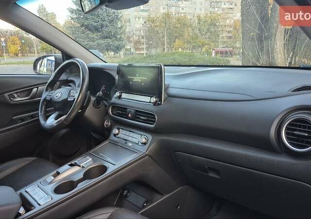Сірий Хендай Kona, об'ємом двигуна 0 л та пробігом 42 тис. км за 22200 $, фото 26 на Automoto.ua