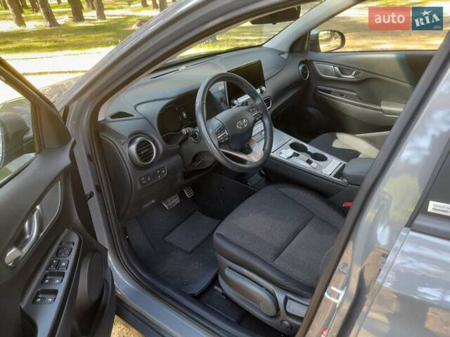 Серый Хендай Kona, объемом двигателя 0 л и пробегом 86 тыс. км за 15500 $, фото 14 на Automoto.ua