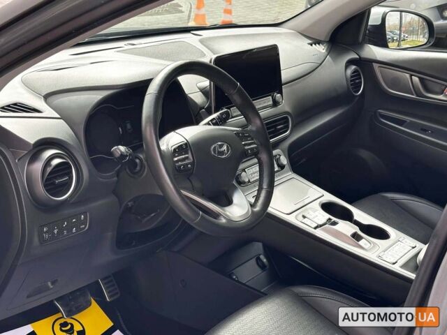 Серый Хендай Kona, объемом двигателя 64 л и пробегом 65 тыс. км за 22500 $, фото 6 на Automoto.ua