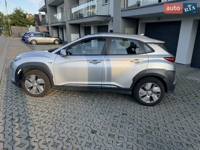 Сірий Хендай Kona, об'ємом двигуна 0 л та пробігом 91 тис. км за 16999 $, фото 5 на Automoto.ua