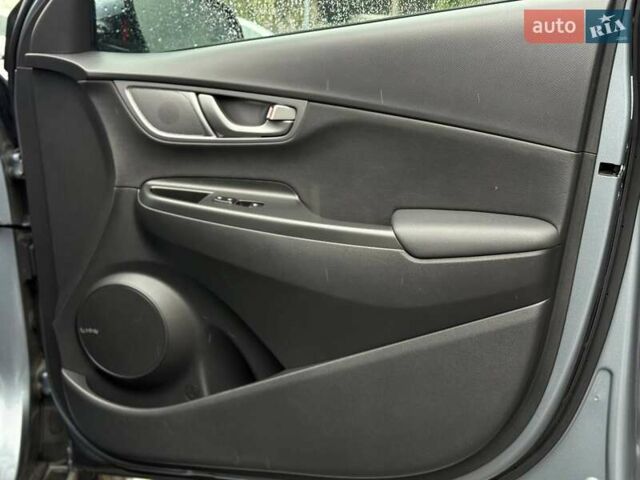 Сірий Хендай Kona, об'ємом двигуна 0 л та пробігом 61 тис. км за 17700 $, фото 61 на Automoto.ua