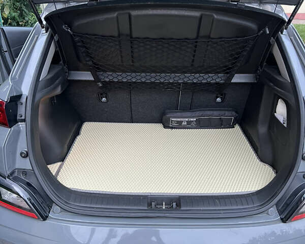 Серый Хендай Kona, объемом двигателя 0 л и пробегом 74 тыс. км за 18100 $, фото 13 на Automoto.ua