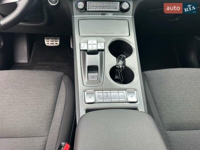 Серый Хендай Kona, объемом двигателя 0 л и пробегом 61 тыс. км за 17900 $, фото 21 на Automoto.ua