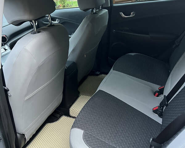 Серый Хендай Kona, объемом двигателя 0 л и пробегом 74 тыс. км за 18100 $, фото 8 на Automoto.ua