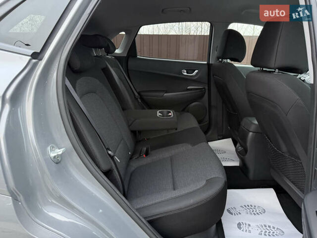 Сірий Хендай Kona, об'ємом двигуна 0 л та пробігом 88 тис. км за 17600 $, фото 16 на Automoto.ua