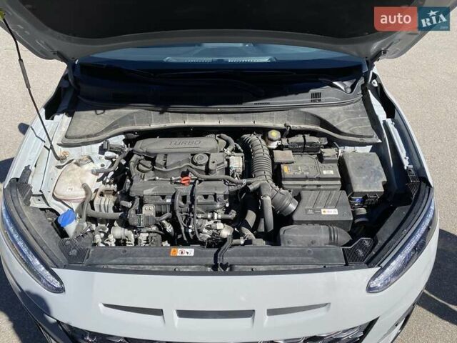 Сірий Хендай Kona, об'ємом двигуна 1.6 л та пробігом 42 тис. км за 24000 $, фото 4 на Automoto.ua