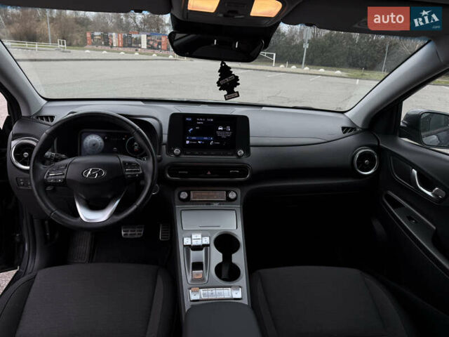 Серый Хендай Kona, объемом двигателя 0 л и пробегом 39 тыс. км за 16999 $, фото 19 на Automoto.ua