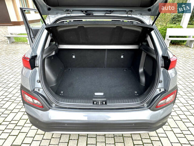 Серый Хендай Kona, объемом двигателя 0 л и пробегом 82 тыс. км за 17888 $, фото 82 на Automoto.ua