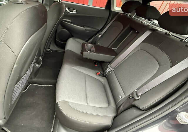 Серый Хендай Kona, объемом двигателя 0 л и пробегом 50 тыс. км за 18500 $, фото 43 на Automoto.ua