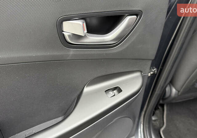 Серый Хендай Kona, объемом двигателя 0 л и пробегом 50 тыс. км за 18500 $, фото 41 на Automoto.ua