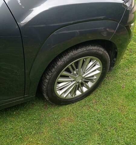 Серый Хендай Kona, объемом двигателя 0 л и пробегом 75 тыс. км за 17435 $, фото 2 на Automoto.ua