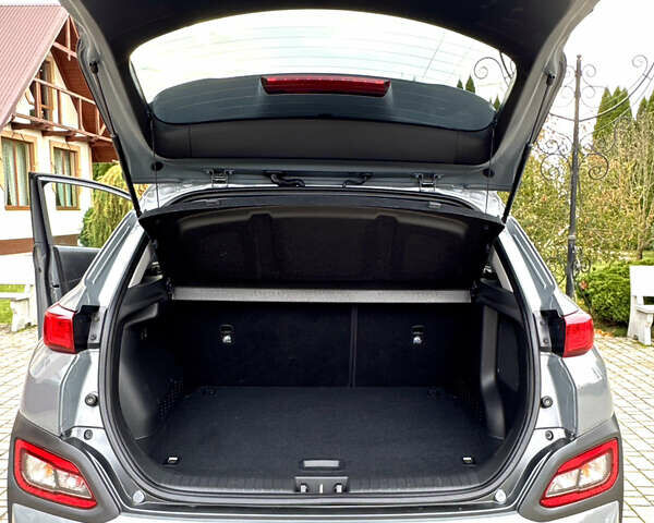 Серый Хендай Kona, объемом двигателя 0 л и пробегом 82 тыс. км за 17888 $, фото 81 на Automoto.ua