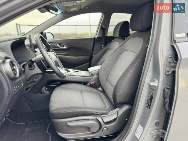 Серый Хендай Kona, объемом двигателя 0 л и пробегом 40 тыс. км за 15999 $, фото 27 на Automoto.ua