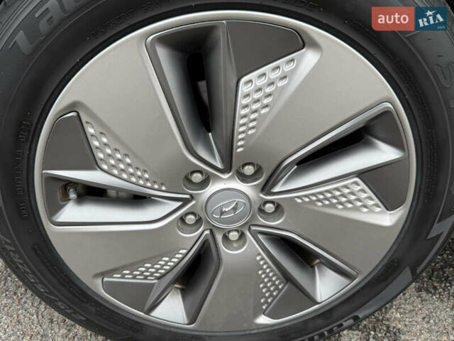 Серый Хендай Kona, объемом двигателя 0 л и пробегом 37 тыс. км за 15500 $, фото 12 на Automoto.ua